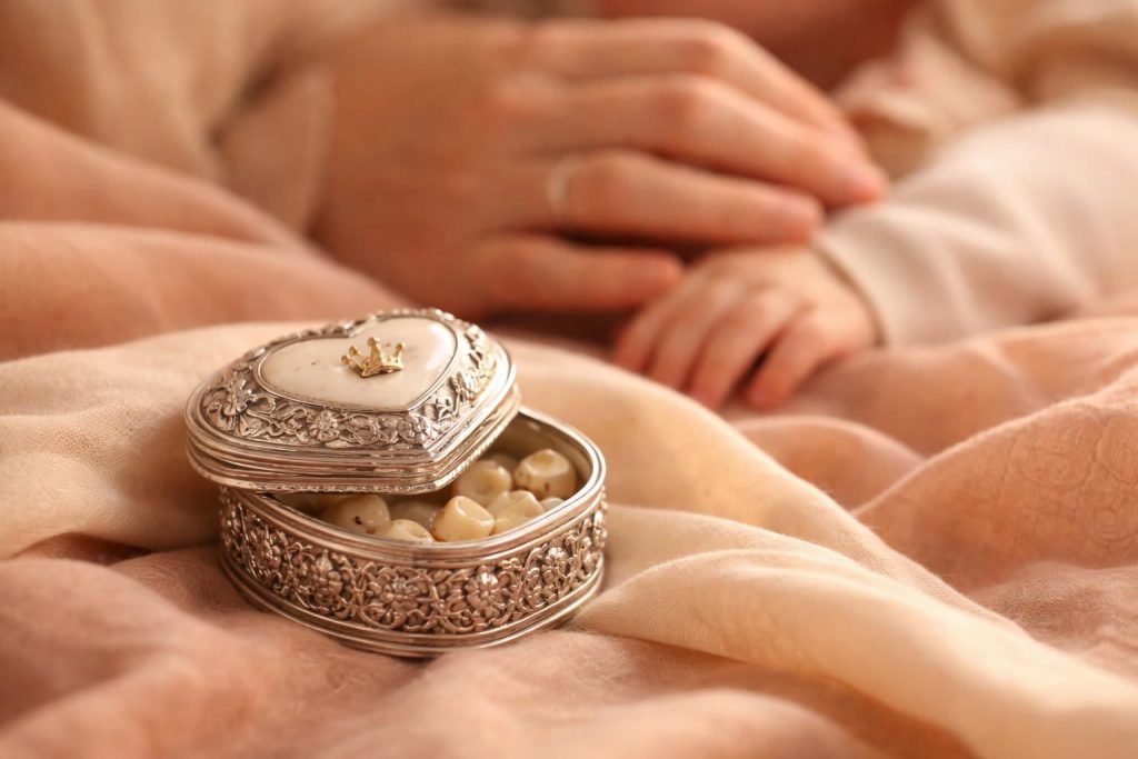 offrez à votre enfant une boite à dent en argent, un coffret précieux et unique pour conserver ses premières dents avec élégance et tendresse.